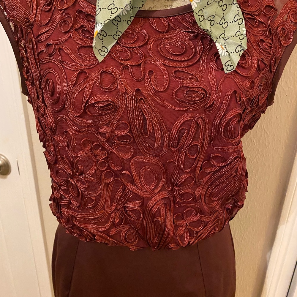 Maroon elegant dress size 8 up to the knee.